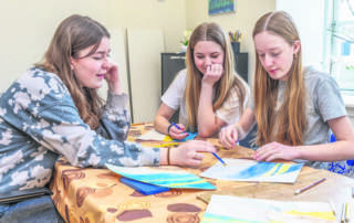 Altertavlen består af tegninger malet af hver enkelt elev.