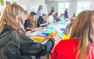 Altertavlen består af tegninger malet af hver enkelt elev.