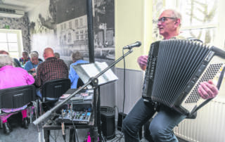 Stemningen var i top, da Egernsund Seniorer holdt forårsfest. Foto Søren Gülck