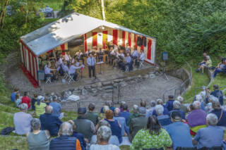 I sommerferien kan man hver tirsdag aften opleve gratis folkelig underholdning i Gartnerslugten i Rinkenæs. Foto Søren Gülck 