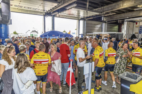 Mange pårørende og familie sagde farvel til rytterne på Team Rynkeby Sønderjylland i Padborg.Foto Søren Gülck