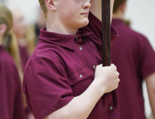 Johannes træner gymnastikdrenge