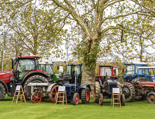 Bidt af en traktor