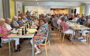 120 mennesker deltog i sommerafslutningen på Valdemarshus. Foto Helle Hockerup