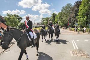 Ritmester Hans Nicolaisen deltager i ringridningen i Broager for 40. gang – han har gennem 52 år som rytter været med i så mange ringridninger, at han slet ikke har tal på det. Arkivfoto Jimmy Christensen