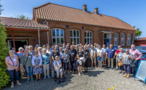 Gamle skolekammerater fra nær og fjern mødtes på Ladegårdskov Skole. Foto Søren Gülck