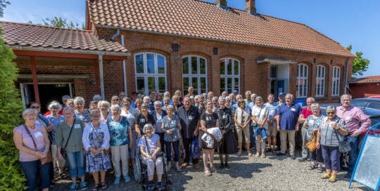 Gamle skolekammerater fra nær og fjern mødtes på Ladegårdskov Skole. Foto Søren Gülck