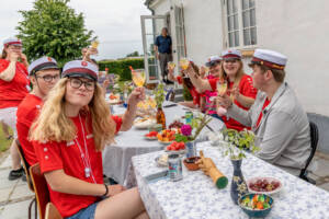 Studenterne blev budt indenfor i præstegården i Rinkenæs, hvor Helene Ingerslev blev student. Foto Søren Gülck
