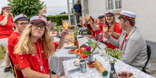 Studenterne blev budt indenfor i præstegården i Rinkenæs, hvor Helene Ingerslev blev student. Foto Søren Gülck