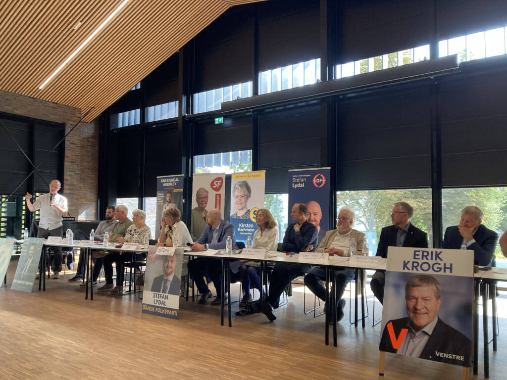 11 ud af 14 kandiderende partier til byrådet stillede op til Ældre Sagens valgmøde i Ahlmannsparken.