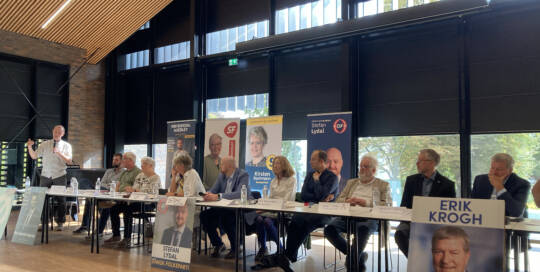 11 ud af 14 kandiderende partier til byrådet stillede op til Ældre Sagens valgmøde i Ahlmannsparken.