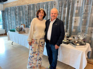 Ulla og Carsten Momme foran gavebordet, som blev godt fyldt op. Foto Helle Hockerup