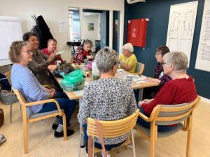 Her ses deltagere i fredagsklubben, Claus, Heidi, Rita, Margrit, Helga, Lone Lund som er frivillig hjælper, Birgitte og Pia som er aktivitetskoordinator Foto Helle Hockerup