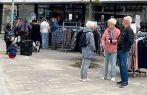 Det skønne vejr tillod, at butikkerne kunne have masser af tilbudsvarer udenfor i solen. Foto Helle Hockerup
