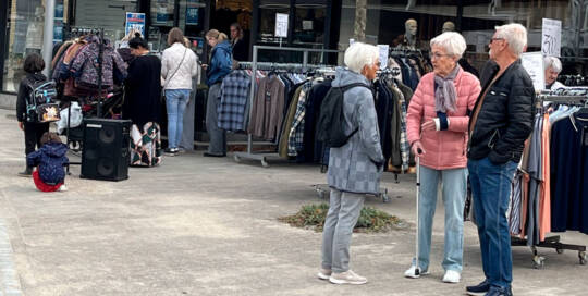 Det skønne vejr tillod, at butikkerne kunne have masser af tilbudsvarer udenfor i solen. Foto Helle Hockerup