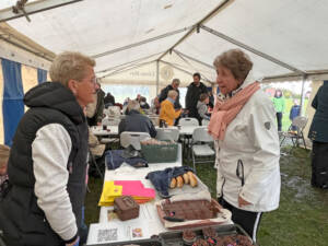 Der var godt gang i salget af varm kaffe og hjemmebagt kage. Foto Helle Hockerup