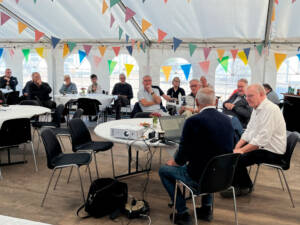 Der var en livlig debat i teltet hos Jens Wistoft. Foto Helle Hockerup