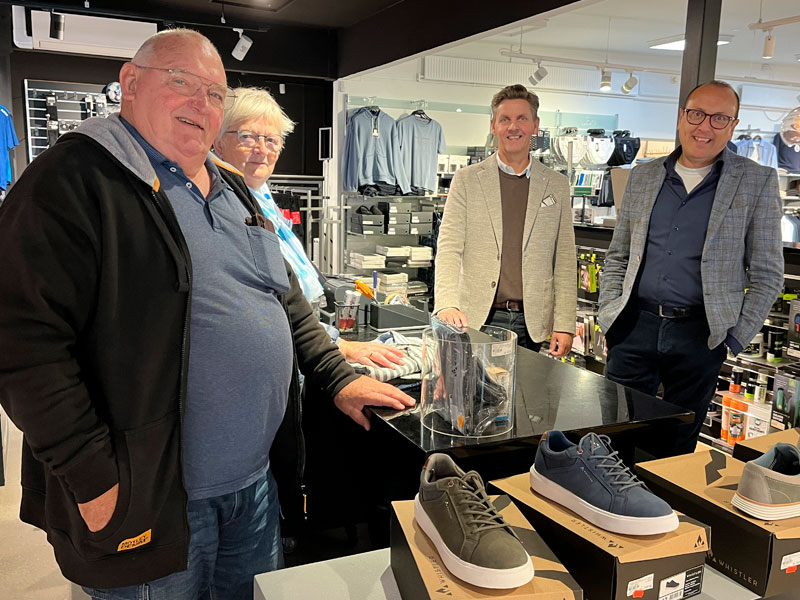Fra venstre: Egon og Jytte Reiss købte nyt tøj til garderoben hos Palle Hansen og Jan Koch. Foto Helle Hockerup