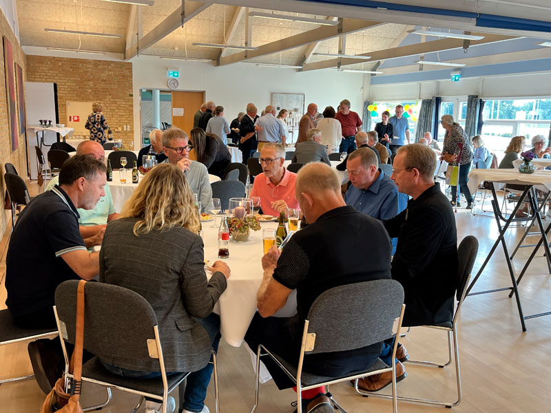 Billede-2-Malermester-Carsten-Momme-25-års-jubilæum–01.10.2025 Mange mødte op til receptionen i Grænsehallerne for at ønske Carsten Momme tillykke med 25-års jubilæet.