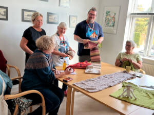Stående for bordenden ses fra venstre kulturmedarbejder Charlotte Hvid, bibliotekar Hanne Dica Trøstrup og kulturmedarbejder Vagn Høgsbro Kristensen. Foto Helle Hockerup