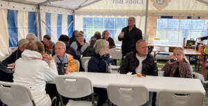 Under regnbygerne, hyggede folk sig i teltet. Foto Helle Hockerup