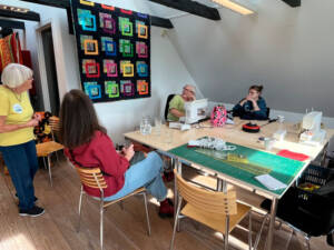 I patchwork værkstedet bliver fremstillet mange flotte ting. Foto Helle Hockerup