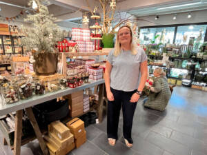 Pernille i butikken Blomst og Bolig havde klargjort butikken med bl.a. flotte juleting. Foto Helle Hockerup