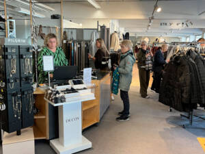 Hos Bentes Shop var der kunder hele dagen. Foto Helle Hockerup