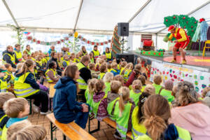 Klovneoptræden blev en herlig oplevelse for de små, der gik hjem med både latter og gode historier at fortælle. Foto Søren Gülck