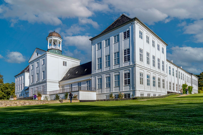 Gartnerne har travlt med sæsonens mange gøremål i Graasten Slotshave. Foto Søren Gülck