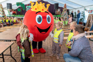 Æblefestivalens helt egen mascot kom forbi og spredte god stemning. Foto Søren Gülck