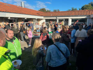 Indvielsen blev fejret med tale, kage og rundvisning af elever. Det var en dejlig og festlig eftermiddag, hvor mange glade gæster kom forbi til et stykke kage og en rundvisning.