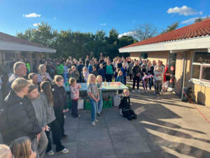 Indvielsen blev fejret med tale, kage og rundvisning af elever. Det var en dejlig og festlig eftermiddag, hvor mange glade gæster kom forbi til et stykke kage og en rundvisning.