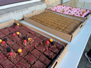 Indvielsen blev fejret med tale, kage og rundvisning af elever. Det var en dejlig og festlig eftermiddag, hvor mange glade gæster kom forbi til et stykke kage og en rundvisning.