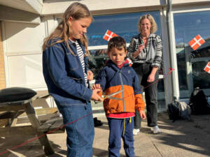 Indvielsen blev fejret med tale, kage og rundvisning af elever. Det var en dejlig og festlig eftermiddag, hvor mange glade gæster kom forbi til et stykke kage og en rundvisning.