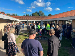 Indvielsen blev fejret med tale, kage og rundvisning af elever. Det var en dejlig og festlig eftermiddag, hvor mange glade gæster kom forbi til et stykke kage og en rundvisning.