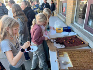 Indvielsen blev fejret med tale, kage og rundvisning af elever. Det var en dejlig og festlig eftermiddag, hvor mange glade gæster kom forbi til et stykke kage og en rundvisning.