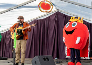 Æblefestivalens helt egen mascot kom forbi og spredte god stemning. Foto Søren Gülck
