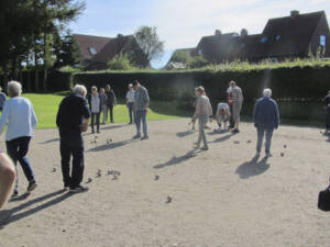 Kuglerne trillede og snakken gik lystigt mellem kampene. Foto Walther Jacobsen