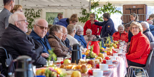 Det lækre morgenbord og musikken spredte glæde hos de ældre