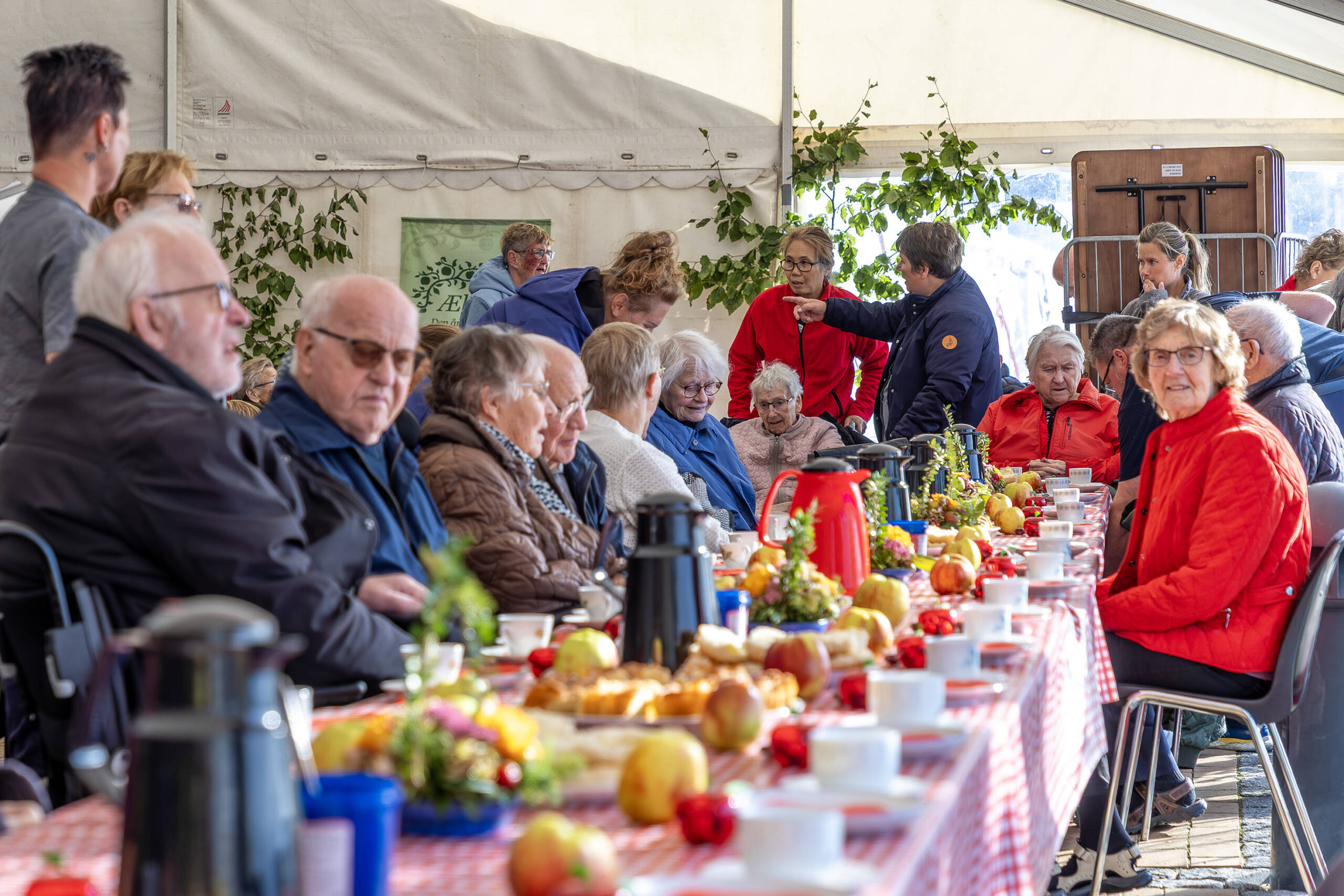 Det lækre morgenbord og musikken spredte glæde hos de ældre
