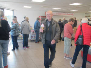 Deltagerne besøgte et ismejeri. Foto Walther Jacobsen