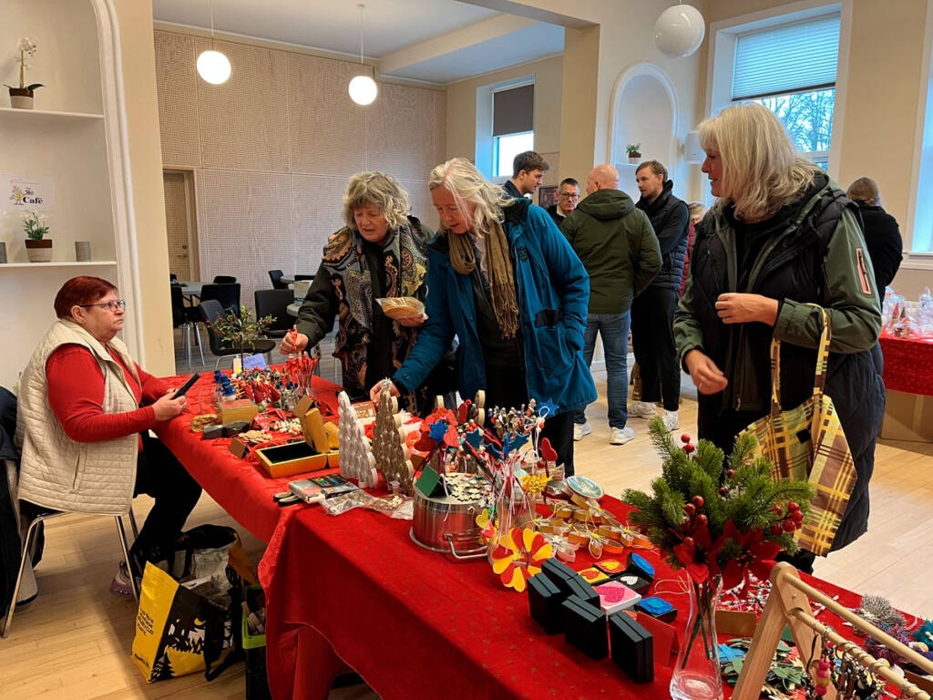 Billede-1-LAH-Julemarked-på-Kollundhus-22.11.2025 66-årige Else Sørensen fra Bov havde en stand med kreative ting, som hun starter med at lave i juli måned. Foto Helle Hockerup