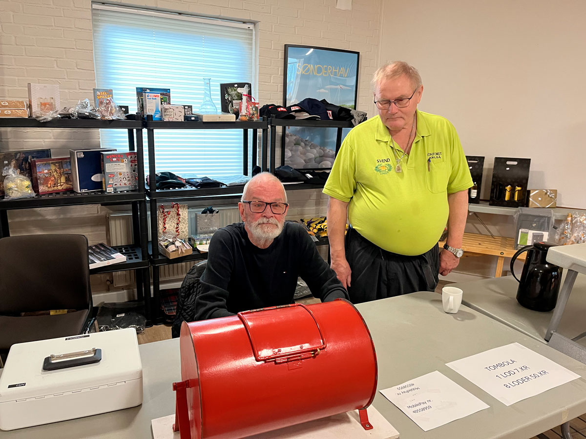 Finn Hermansen (tv.) og formand Svend Willadsen passede tombolaen. Foto Helle Hockerup