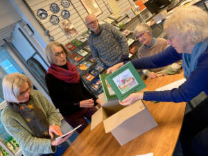 Redaktionen af bogen fra venstre Lone Jørgensen, Bodil Gregersen, formand Jørgen Christian Clausen, Anne Marie Brodersen og Hanne Næsborg var godt tilfredse med resultatet, da de mandag pakkede den frisktrykte bog ud.