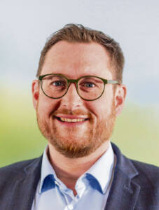 43-årige Daniel Staugaard fra Egernsund er genvalgt til byrådet for Venstre og er nu med i forhandlingerne, om der er noget, der kan bringe det liberale parti ind i konstitueringen mod, at byrådets næststørste parti får poster, der afspejler de otte mandater.