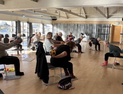 Stolegymnastik samler seniorer