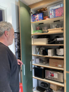 Jesper Johannsen har alverdens ting i sit olivengrønne køkken lavet af Syddansk Køkken Renovering, der har skabt plads til køkkenremedier og kogebøger, service og ingredienser og også hjalp til med at indrette bryggerset, da gasfyret skulle ud.Foto Lise Kristensen