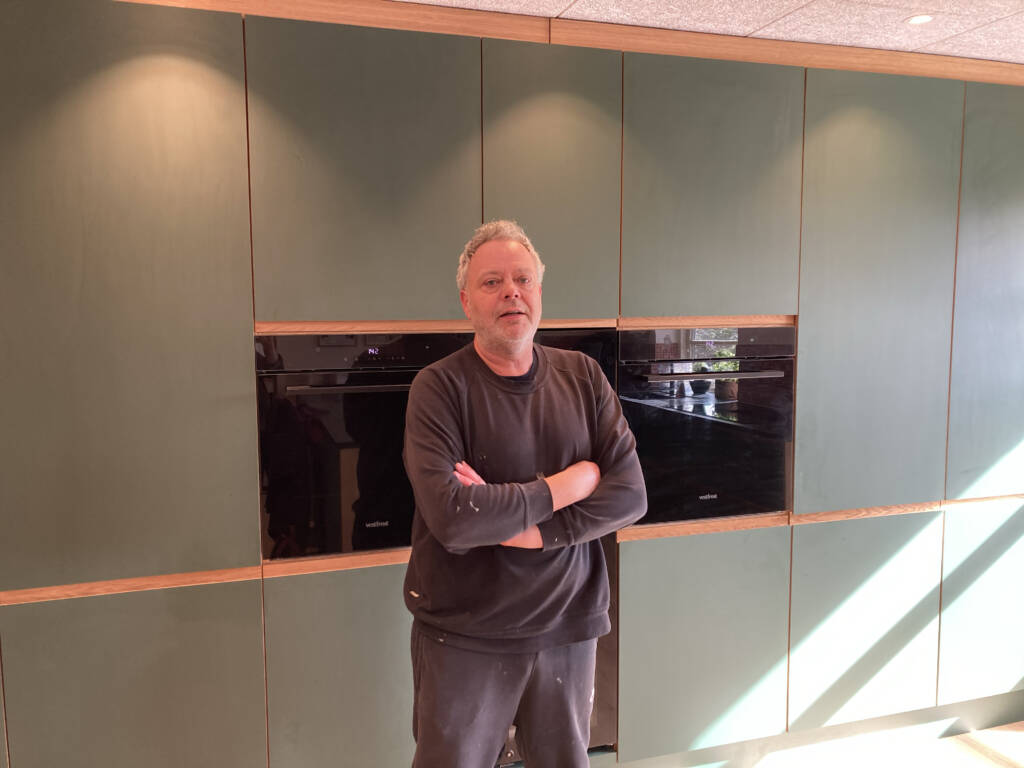Jesper Johannsen har alverdens ting i sit olivengrønne køkken lavet af Syddansk Køkken Renovering, der har skabt plads til køkkenremedier og kogebøger, service og ingredienser og også hjalp til med at indrette bryggerset, da gasfyret skulle ud.Foto Lise Kristensen