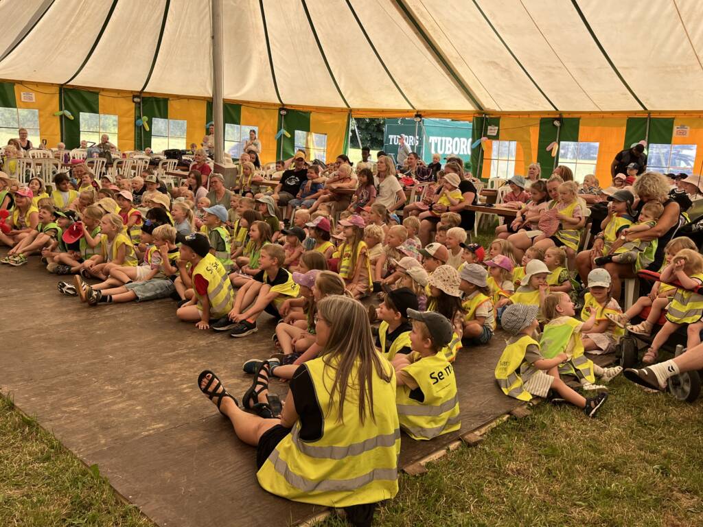 Over 300 børn og voksne deltog i børneformiddagen med tryllekunstner i fest­teltet. Foto Helle Hockerup